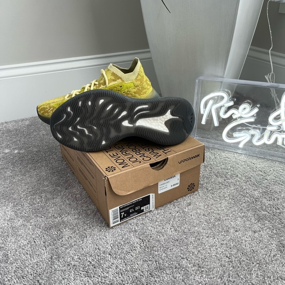 Yeezy 380 - Picture 4 of 5